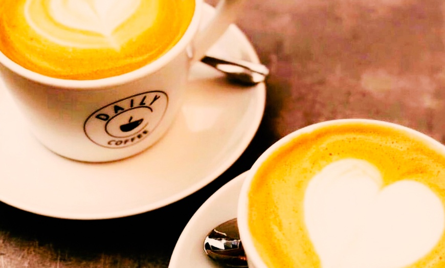 Image 2: Kuchen od. Torte & Kaffee-/ Matcha-Spezialität nach Wahl für 2-4 Pers.