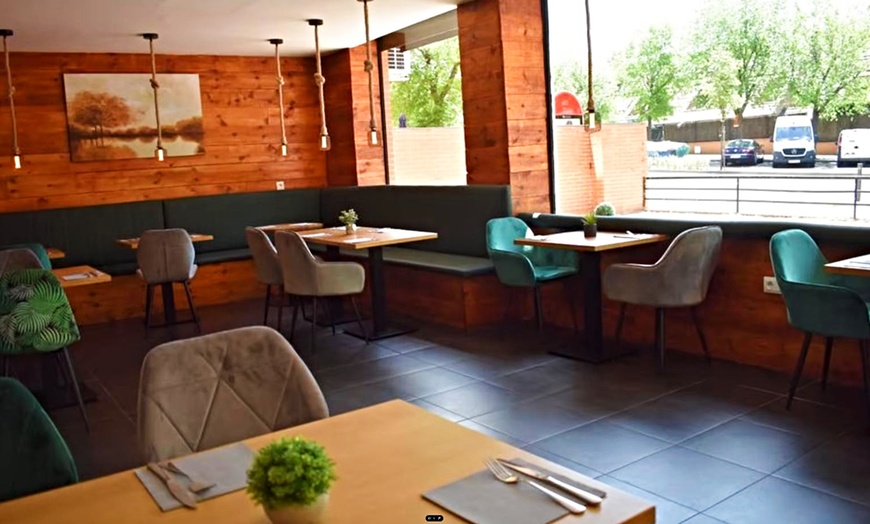 Image 4: Menús para 1 o 2 con bowl o roll, entrante, postre y bebida 