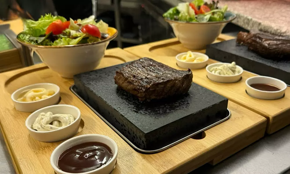 200 / 300 g saftiges Rind- oder Lammsteak, Pommes Frites, Reis & Salat