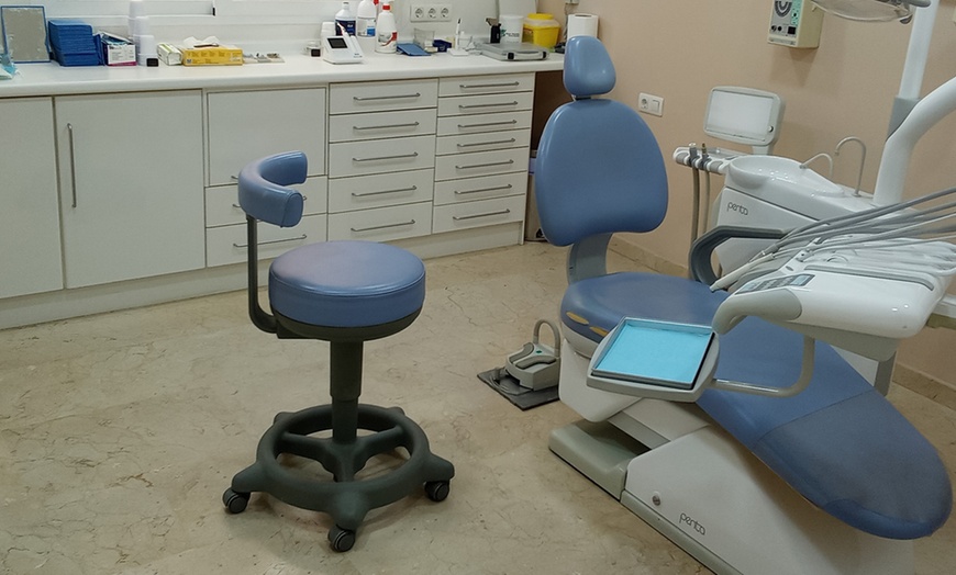 Image 2: Limpieza bucal con ultrasonidos, pulido y revisión con diagnóstico