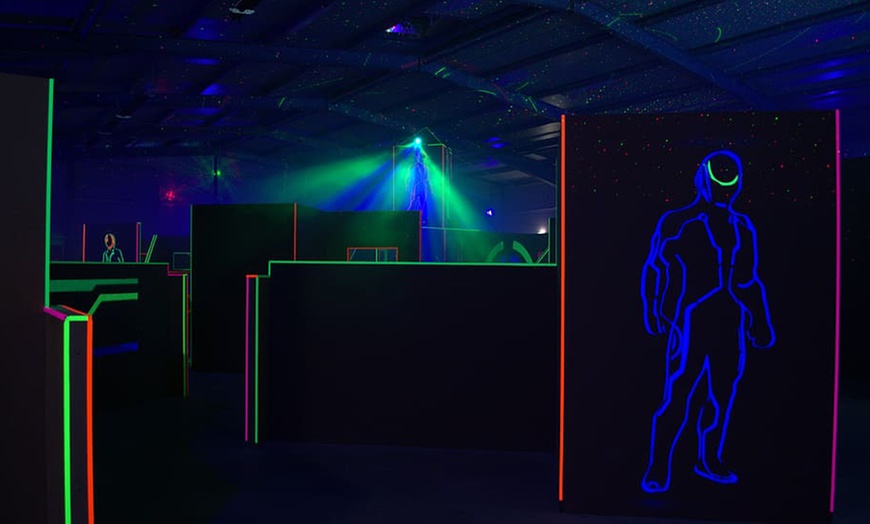 Image 2: 1 partida de láser y 30 minutos de jump para 1 persona