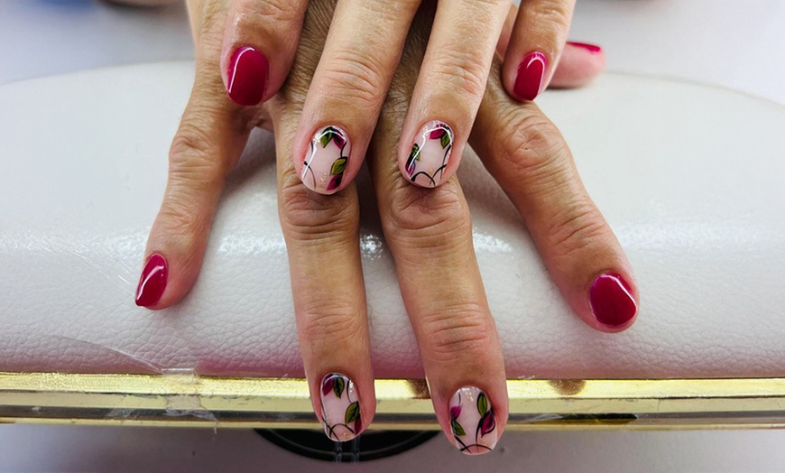 Image 6: Manicura y/o pedicura o primera puesta de gel/acrílico 