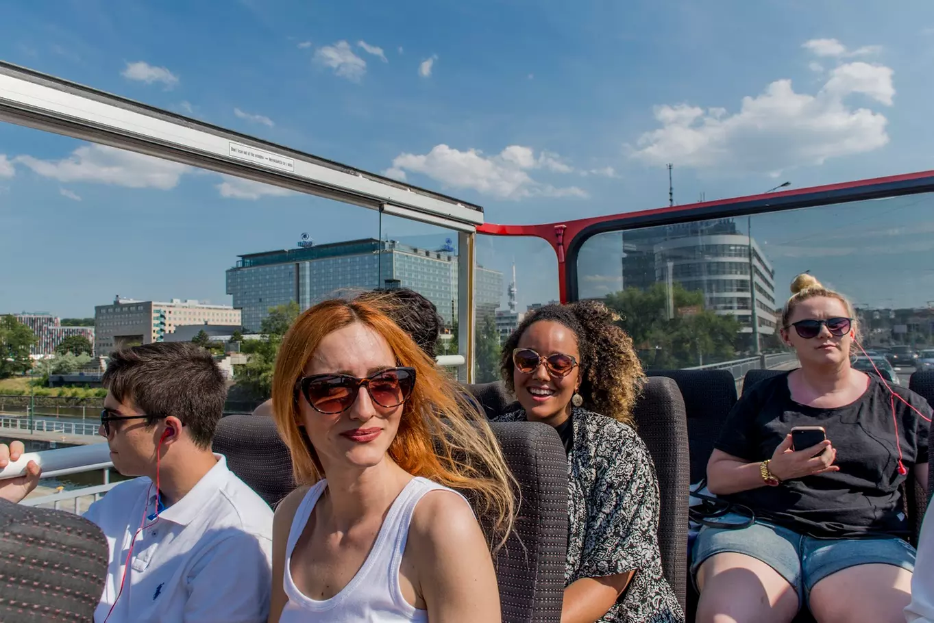 Hop-on-Hop-off-Bustour Prag, opt. mit Bootstour
