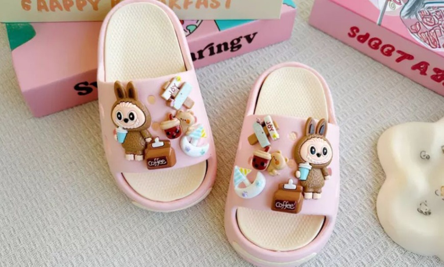 Image 9: 1 of 2 paar slippers met op Labubu geïnspireerd ontwerp