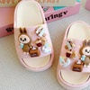 Image 9: 1 of 2 paar slippers met op Labubu geïnspireerd ontwerp