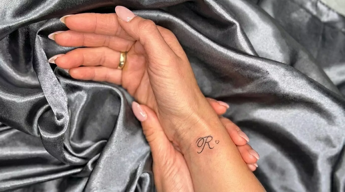 1 Fineline Tattoo klein (bis 5 x 5 cm) oder mittel (bis 4 x 8 cm)