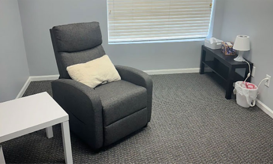 Image 3: 1, 3, or 5 Sessions: 60-Min Choice-of-Massage (Hot Stone/Deep Tissue)