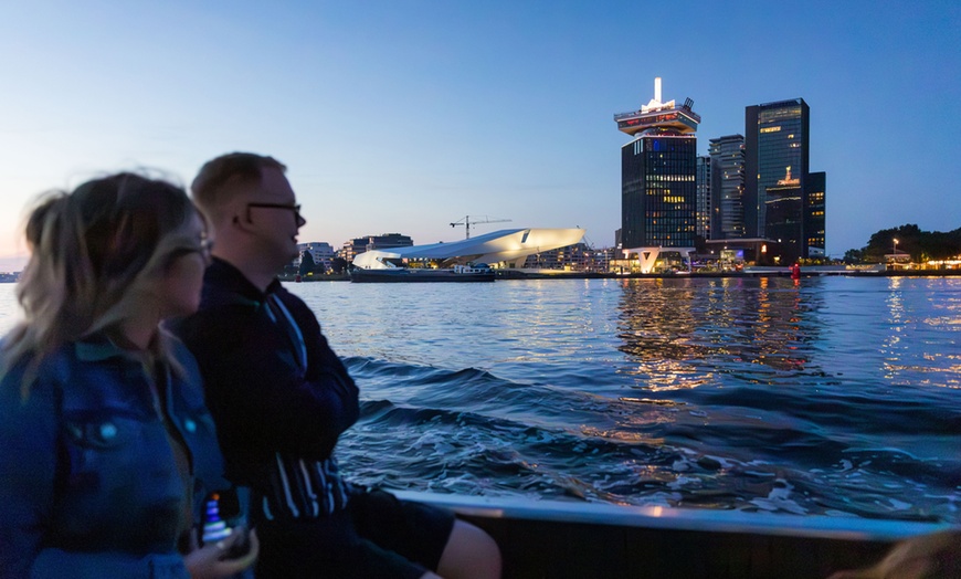 Image 23: Grachten vol lichtjes en legendes: een avondcruise door Amsterdam