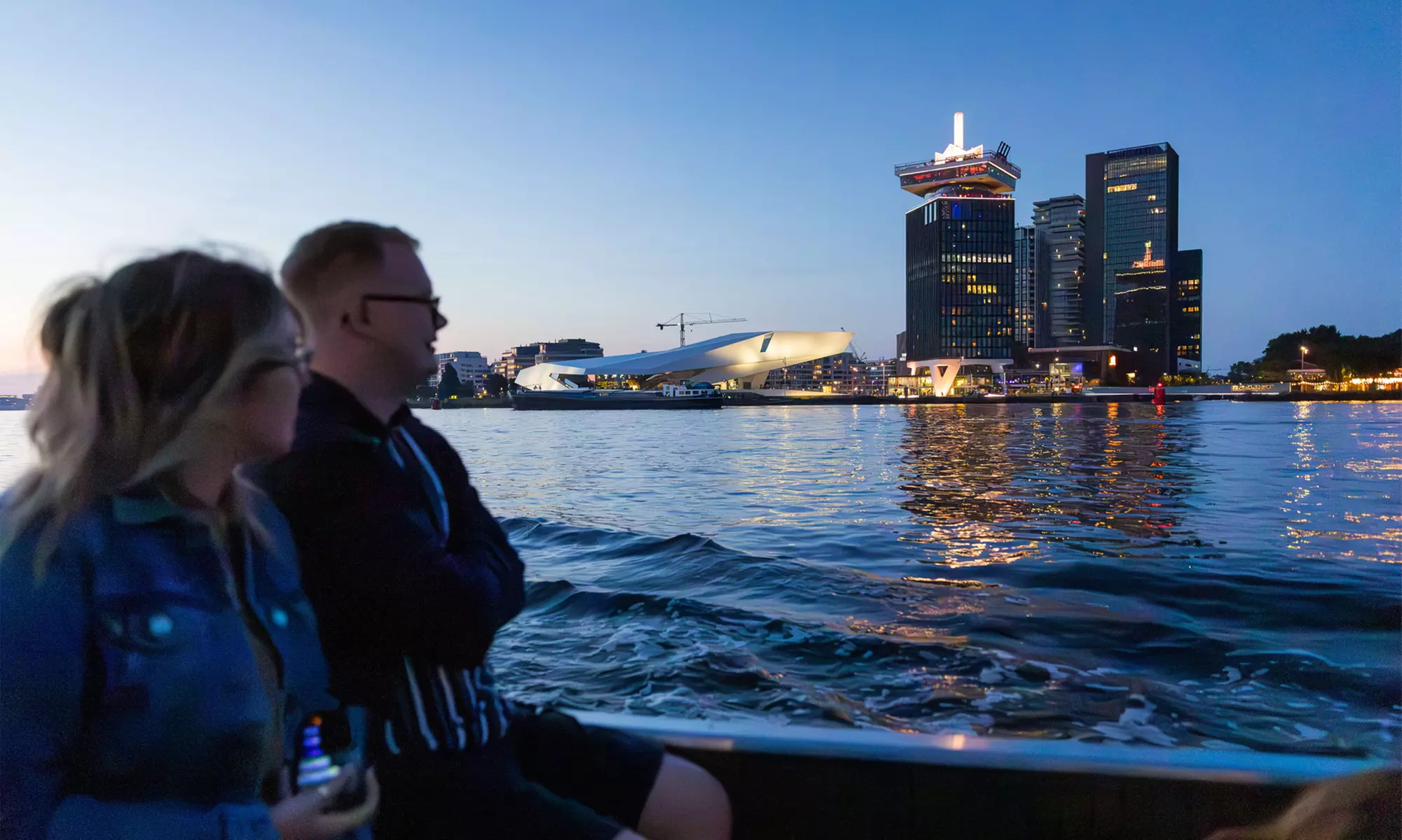 Grachten vol lichtjes en legendes: een avondcruise door Amsterdam
