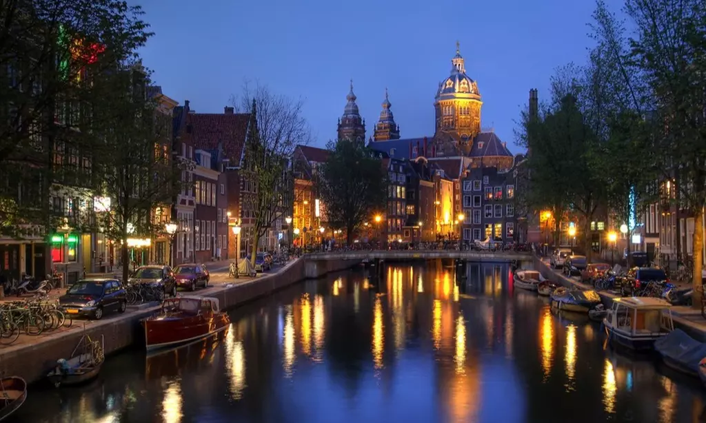 Erkunde tagsüber oder abends die ikonischen Grachten von Amsterdam