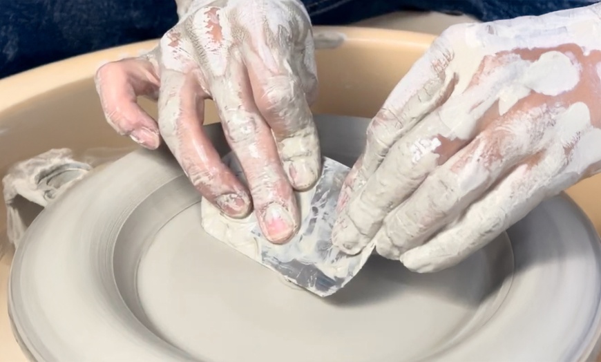 Image 6: Taller de cerámica de 2 h con copa de vino para 1 o 2 personas