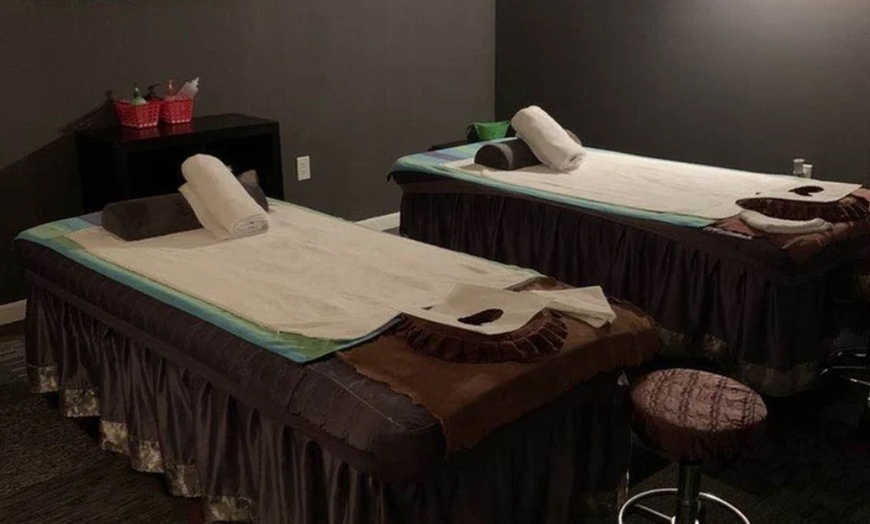 Image 5: Relaxing Full-Body & Couples Massage Experiences