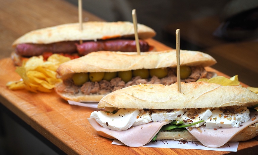 Image 4: Brunch o merienda  para 2 o 4 con platos dulces, salados y bebidas