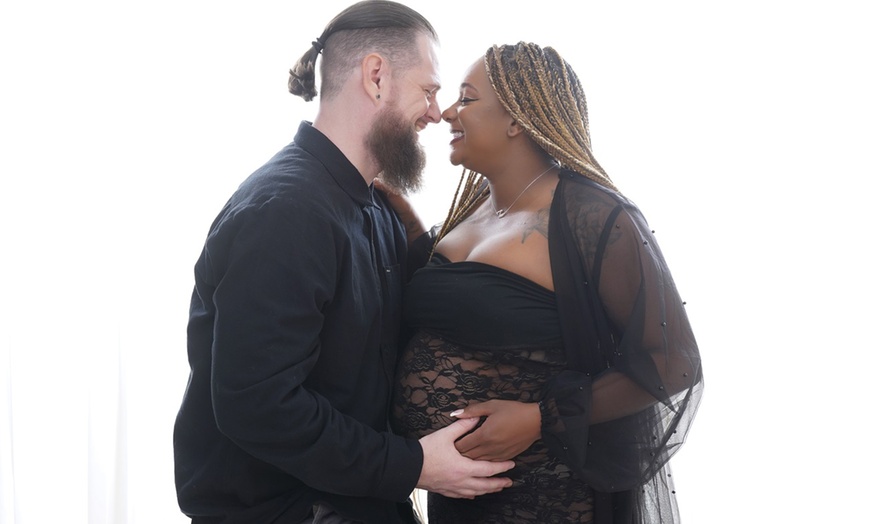 Image 4: 30-Minute Maternity Studio Photoshoot with Dresses and Digital Image