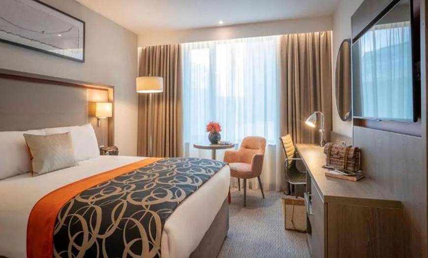 Image 8: 4* Belfast: Deluxe or Executive Double Stay with Breakfast & Dinner 