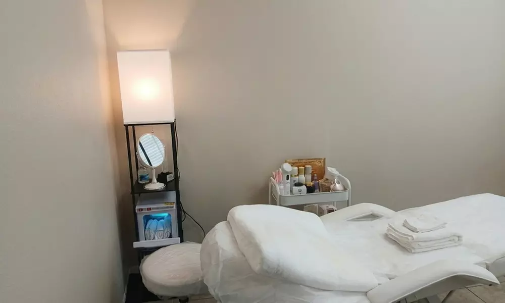 Glow Intro Facial Sessions with Customized Mask & LED Light Therapy