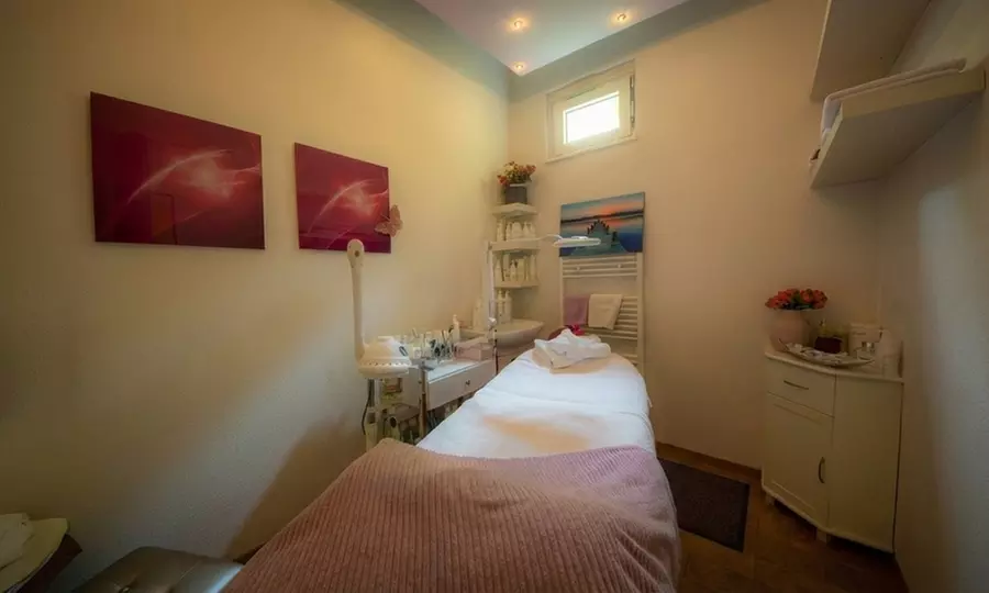 Bis 75 Min. Exklusive Gesichtsbehandlung nach Wahl für strahlende Haut