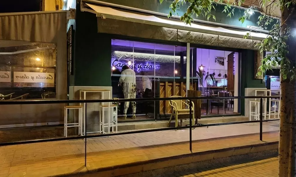 Menú de parrillada con bebida y postre