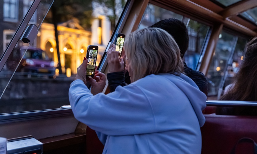 Image 15: Grachten vol lichtjes en legendes: een avondcruise door Amsterdam