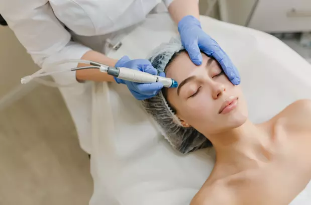 Tratamiento facial con dermapen con cóctel de vitaminas o exosomas para 1 persona, con hasta un 64% de descuento - Primary Image