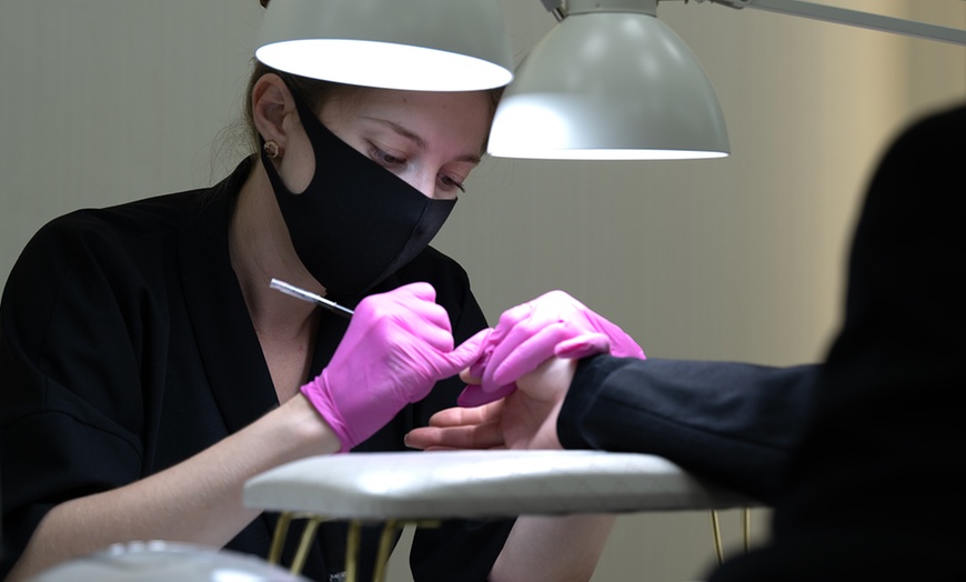 Image 2: Hybrydowa stylizacja paznokci dłoni i stóp z opcją spa