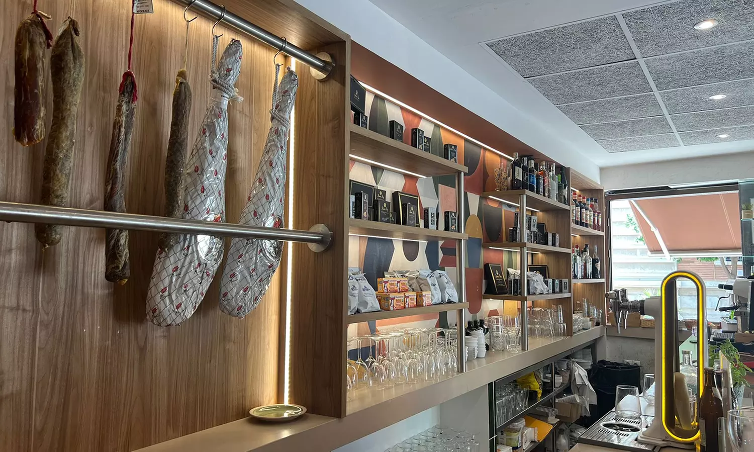 Cata de vinos y quesos en el centro histórico de Valencia