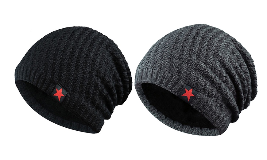 Image 7: Gorro invernal con diseño tejido y decoración de estrella