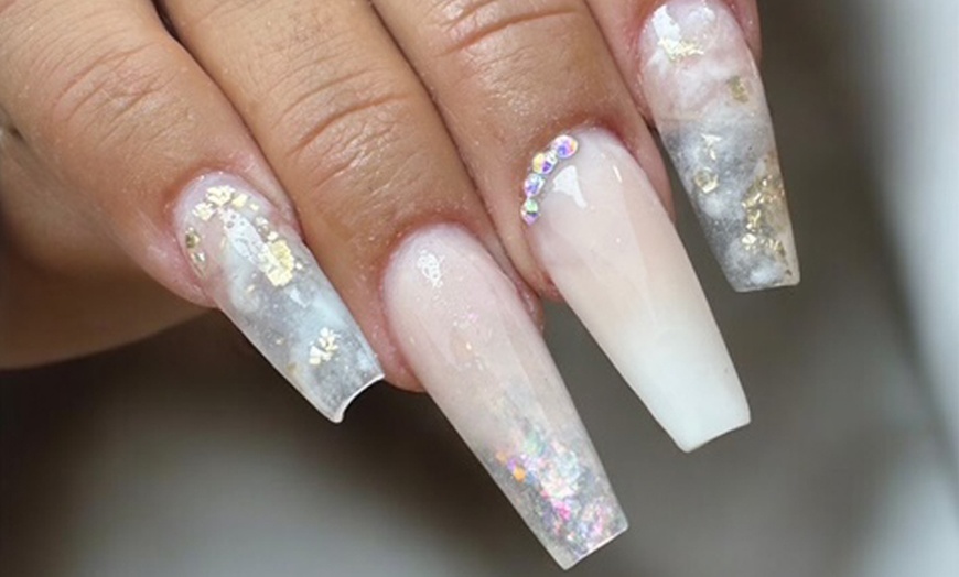 Image 6: Manicura, pedicura o primera puesta, con opción a base rubber y más