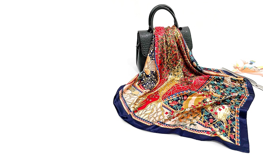 Image 11: Foulard en soie avec motif 