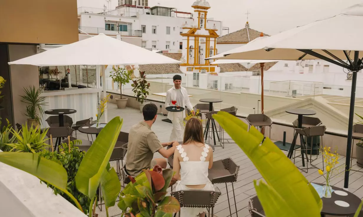 Experiencia VIP en Rooftop Scalpers con vistas a la Magdalena