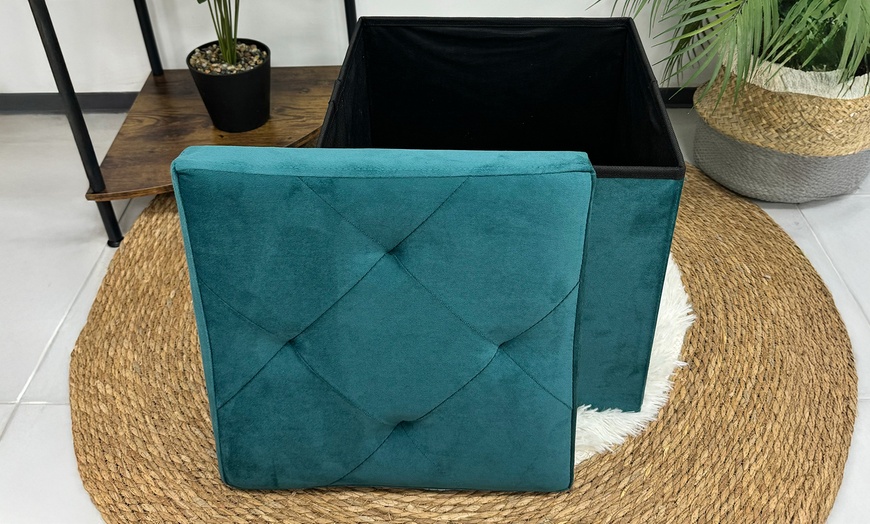 Image 20: Puff cuadrado con tapizado de terciopelo