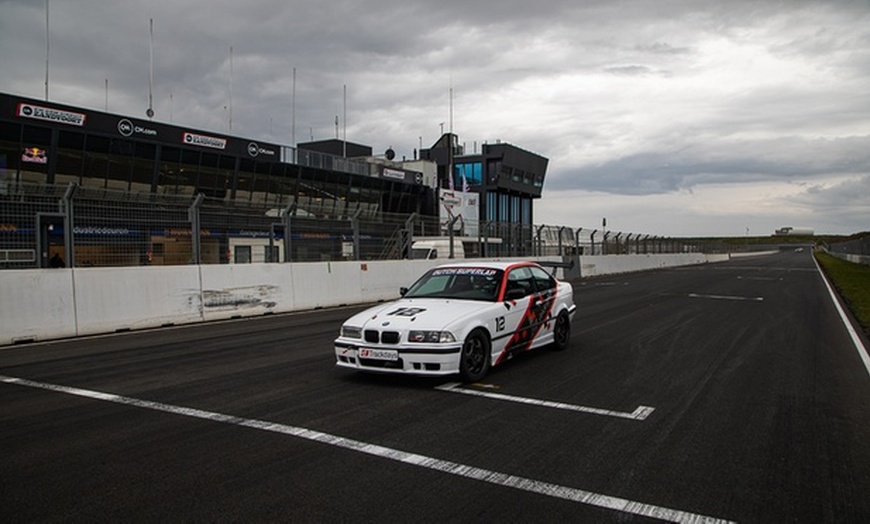 Image 4: Plein gaz sur le circuit : expérience de pilotage ou de "taxi"