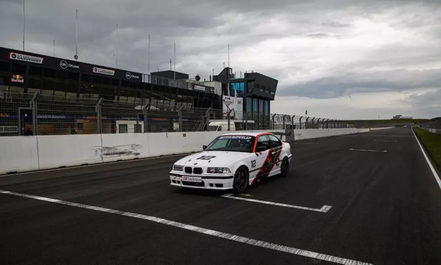 Image 4: Vaderdag vol snelheid: taxi- of race ervaring op circuit naar keuze