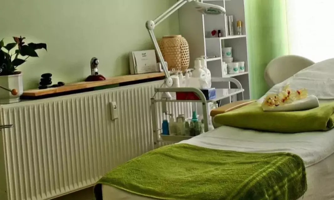 45 Min. Diamant-Mikrodermabrasion-Behandlung inkl. typgerechter Maske für 1 Person (42% sparen) - Second Medium