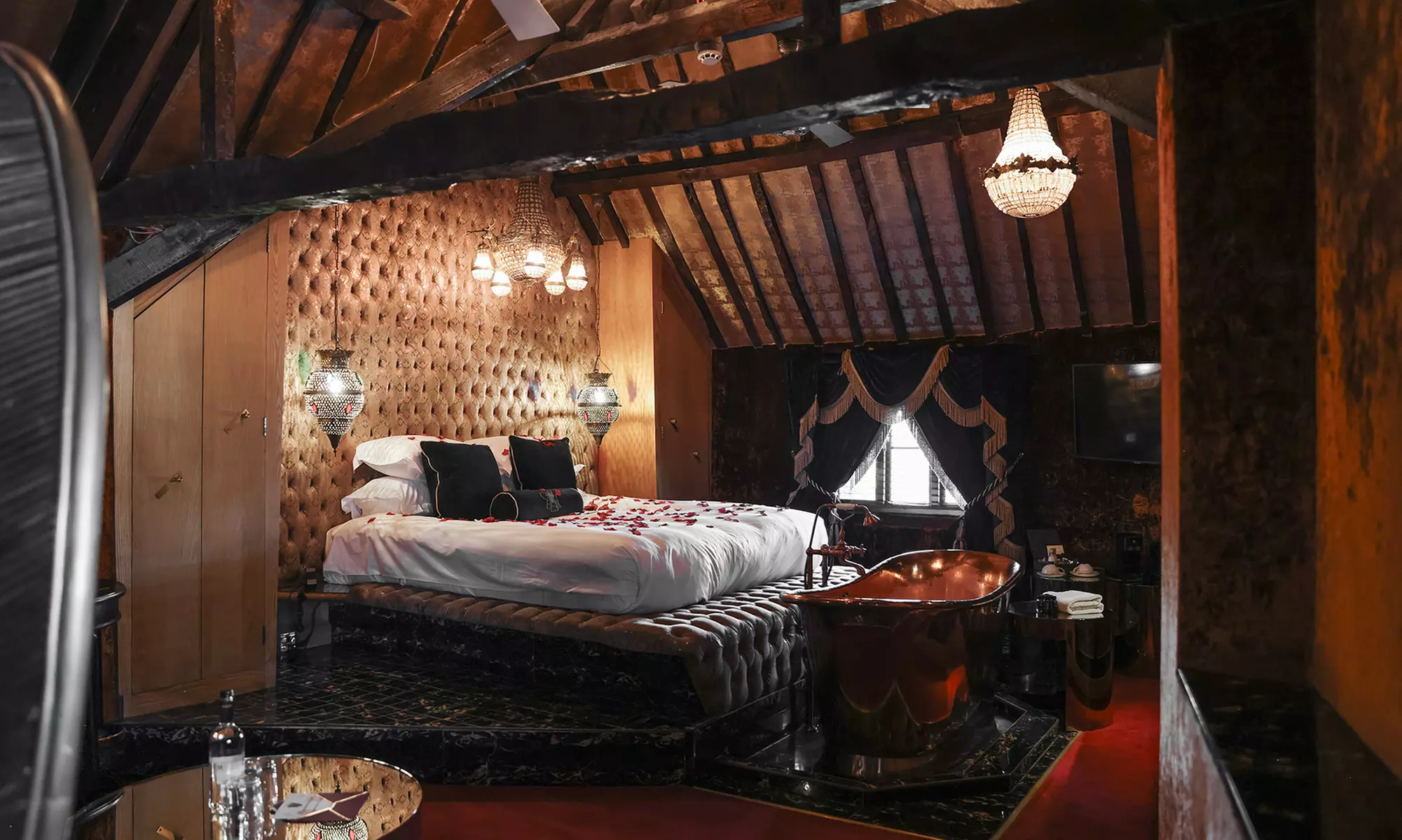 Stadhampton: Romantic Stay for 2 with Dinner & Champagne