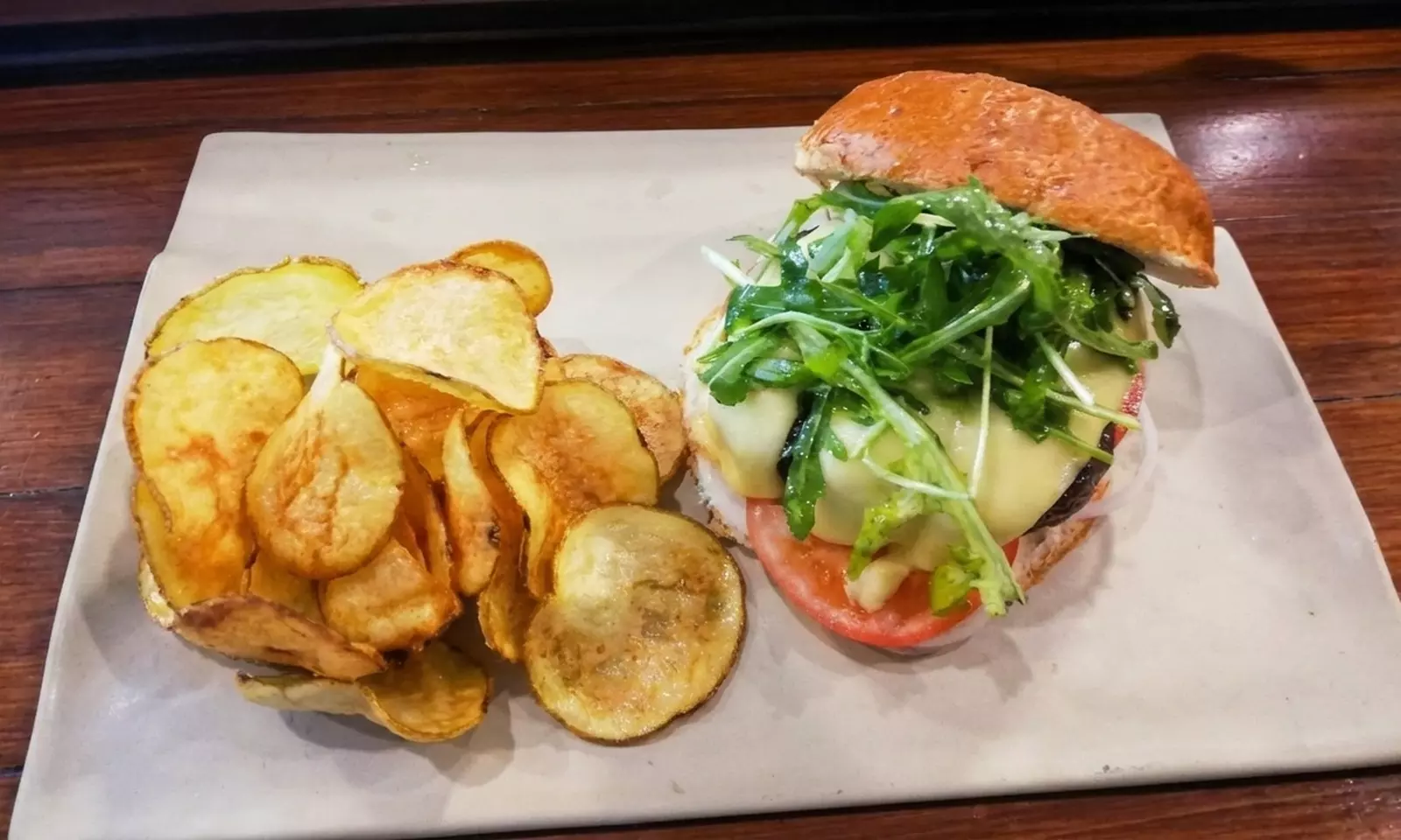 Menú con entrante, principal, postre, bebida y opción a vino