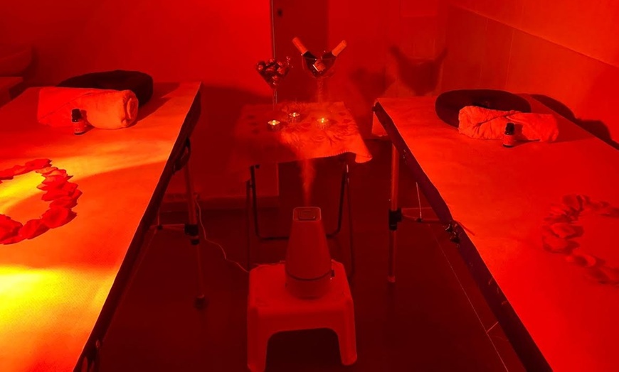 Image 3: Ritual de masaje en pareja de 1 hora con aromaterapia, cava y bombones