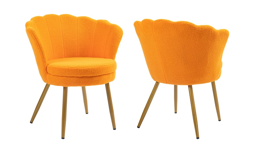 Image 26: Fauteuil design Maddina avec pieds dorés