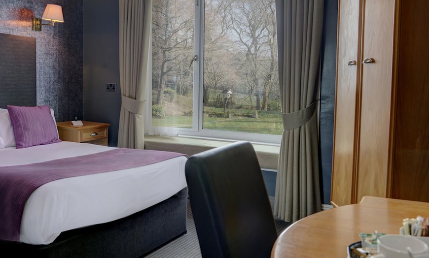Image 5: Lancashire: Picturesque Stay for 2 with Breakfast, Dinner, Hot Tub 