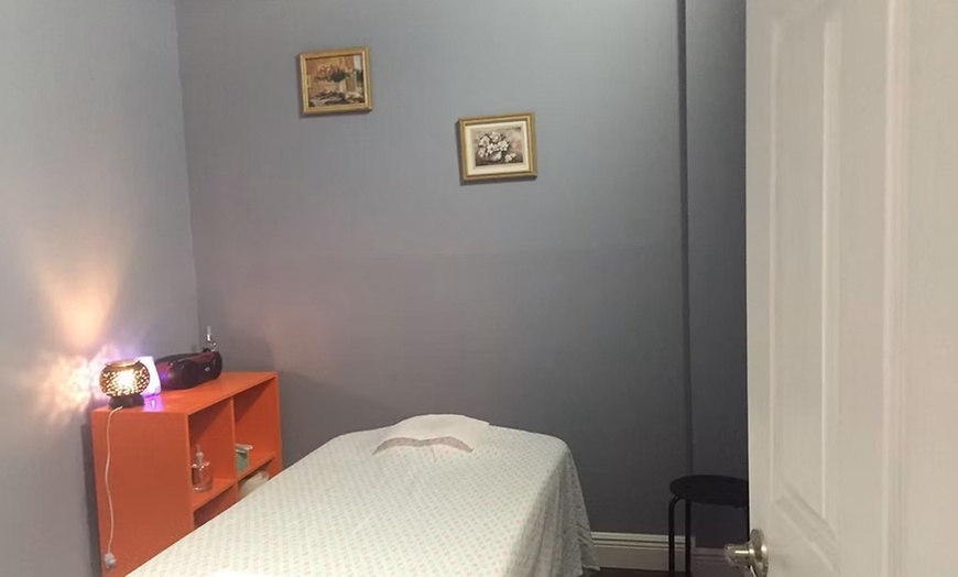 Image 2: 60, 90, or 120- Minutes Hydrotherapy Scalp and Body Massage Experience