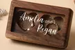 Personalisierbare Ring-Schatulle mit Namen und Text in verschiedenen Designs aus Holz oder Acryl (81% sparen) - Second Medium