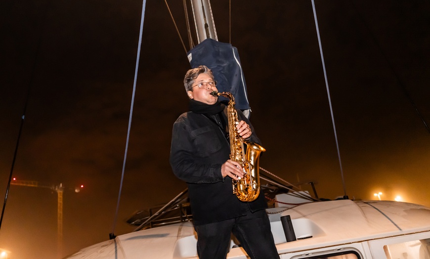 Image 10: Salida nocturna en catamarán con música en vivo para hasta 4 personas