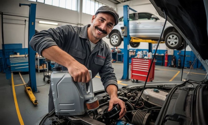 Image 1: Cambio de aceite y filtros a elegir con revisión pre-ITV de 30 puntos