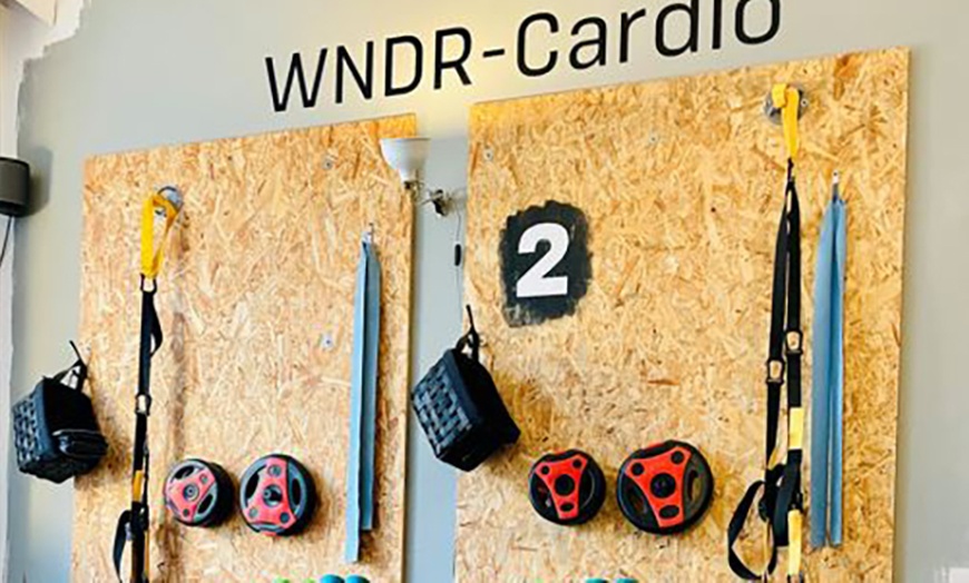 Image 8: 2 od. 3x EMS-Personaltraining á 20 Min. inkl. Anzug, Handtuch & Wasser