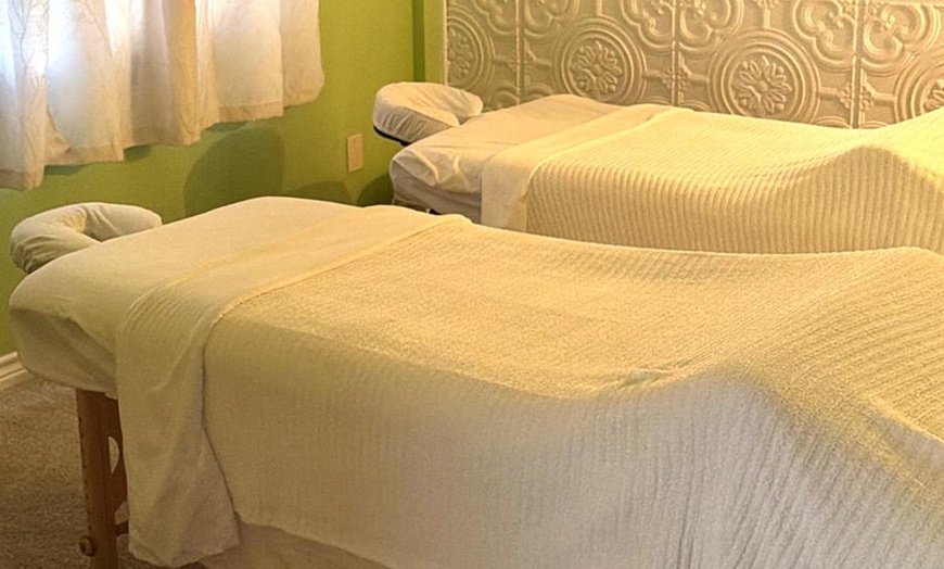 Image 2: 60- or 90-Minute Couples Massage