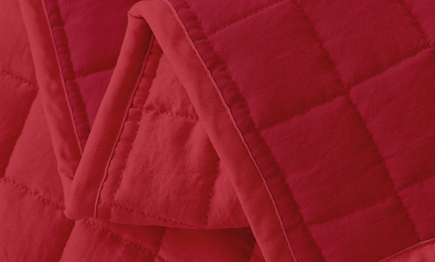 Image 12: Italian 4-Season Two-Tone Hypoallergenic Quilt