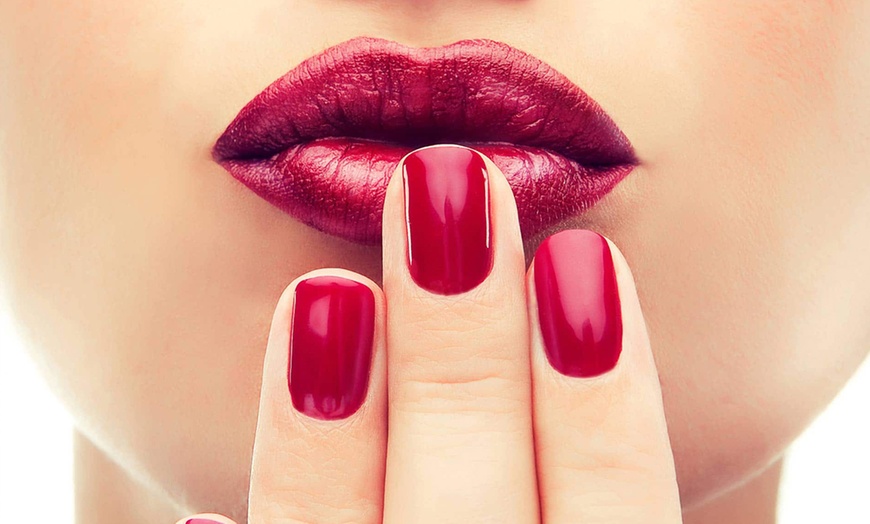 Image 3: Uñas duraderas: manicura y/o pedicura con esmaltado semipermanente