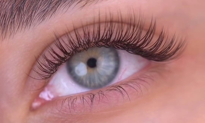 Image 1: Presume de mirada con tratamientos de pestañas y cejas para 1 persona 