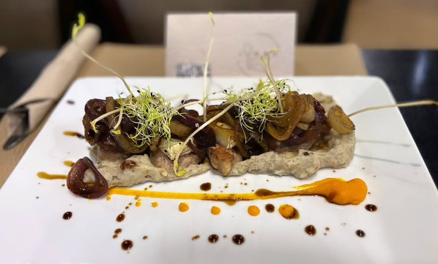 Image 1: Menú mediterráneo para 2 o 4 con opción a chuletón y botella de vino