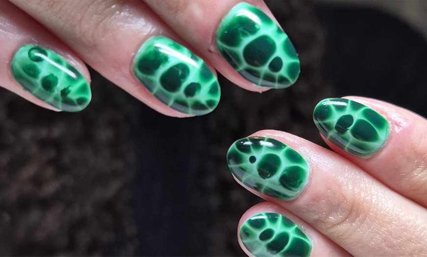Image 5: Beauté des mains et/ou des pieds ou pose de gel avec extension ongles